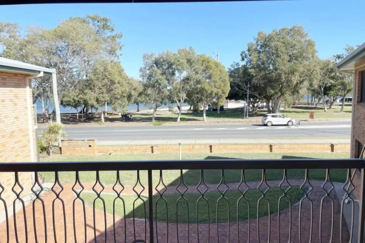 Crystal Waters-2 bed, 2 bathroom, Beachfront Unit!