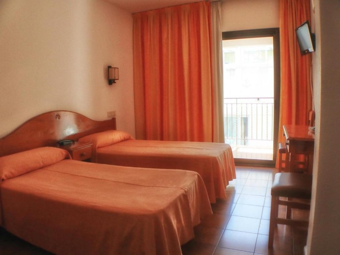 Standard Twin room with partial sea view