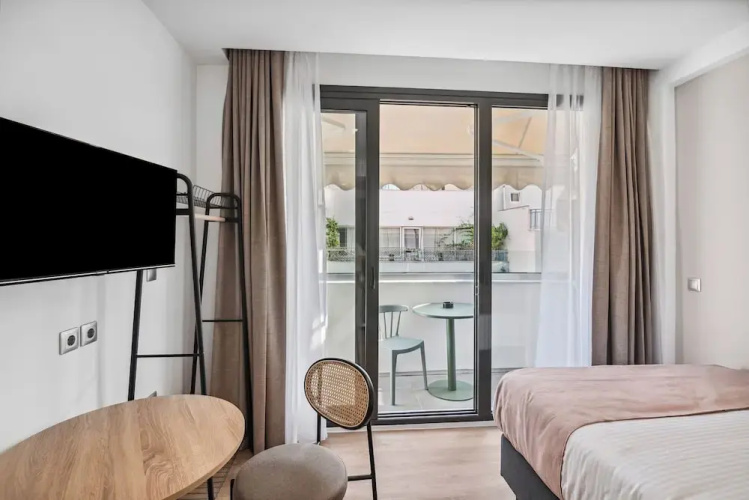 Limehome Piraeus Olive