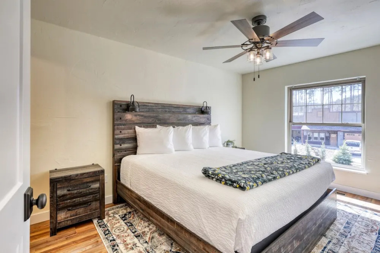 Gold Mining Condo King Bed Modern Comforts