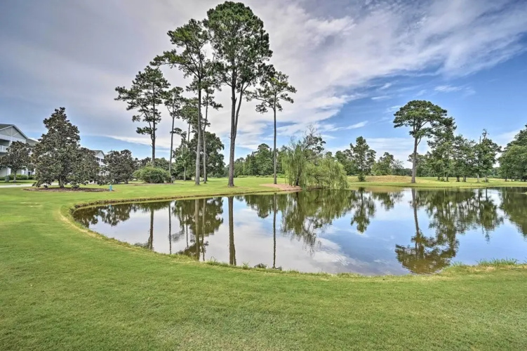 Centrally Located Studio w/ Pool in Myrtle Beach