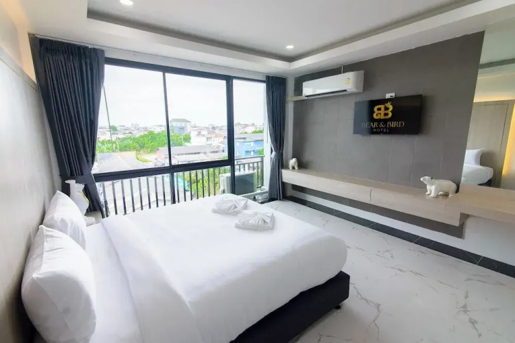 Bear & Bird Hotel