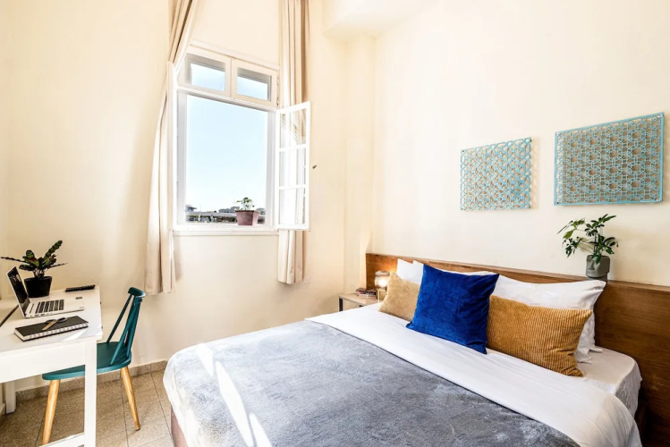 Pink & Blondie ApartHotel - by Loginn