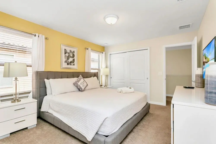 8BR Mansion With Private Pool Netflix Games