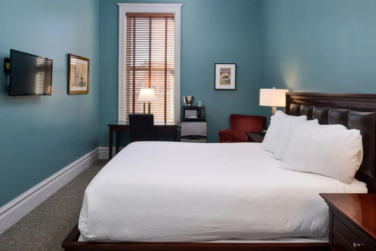 Montvale Hotel