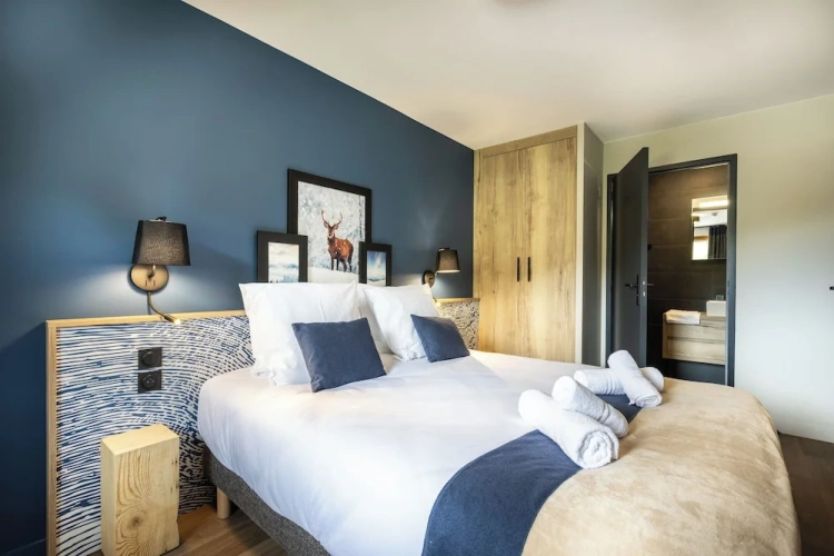 3 Bedrooms Standard Family room with balcony and with mountain view