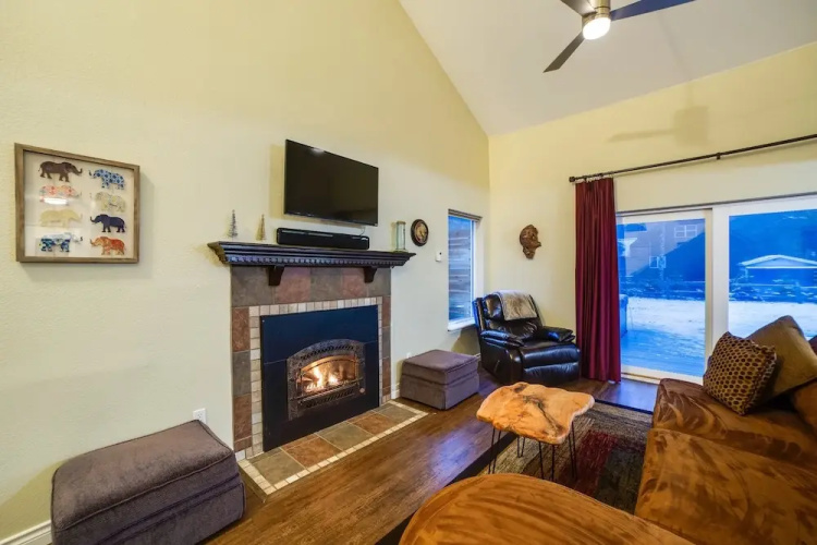 62SL - Hot Tub - WiFi - Fireplace - Pets Ok - Sleeps 6