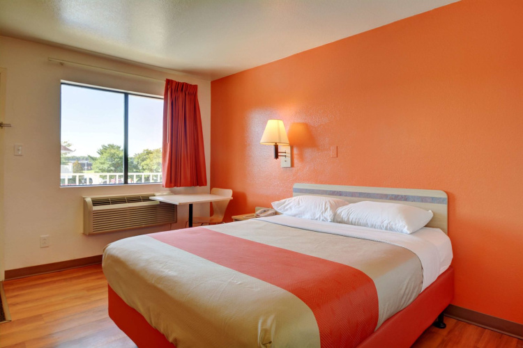 Motel 6 Windsor Locks, CT - Hartford