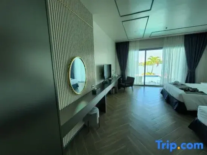 Deluxe room with pool view