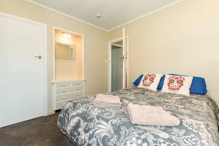 Waitangi Beach Bach 30A