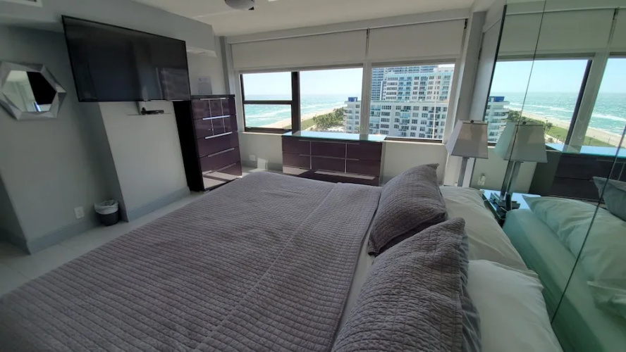 Alexander 1401 3 Bedroom Apts by RedAwning