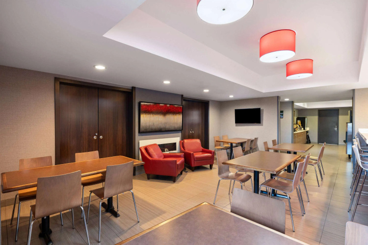 Microtel Inn & Suites By Wyndham Kirkland Lake photo 14