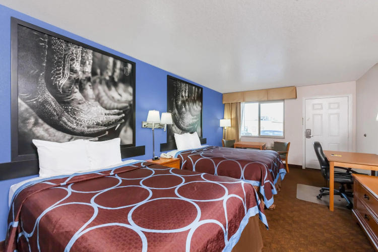 Super 8 by Wyndham Cleburne