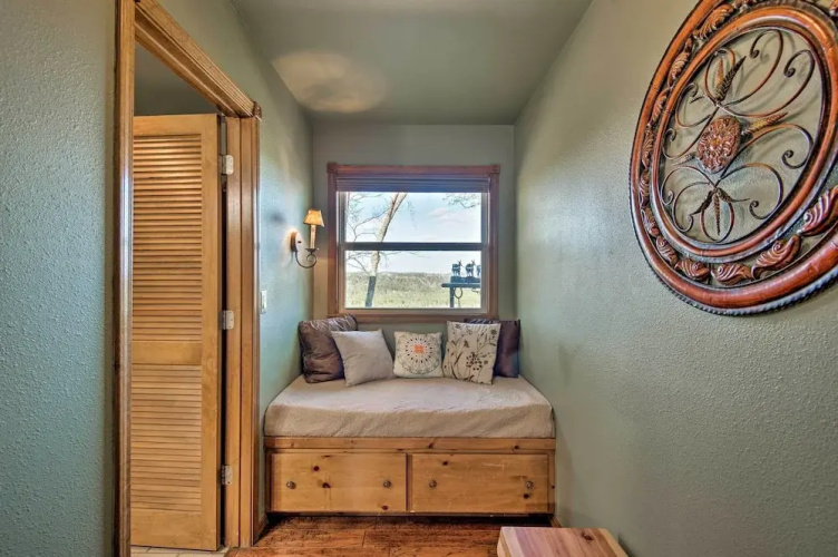 Broken Bow Cottage w/ Deck, Hot Tub & Fire Pit!