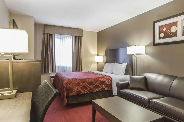Econo Lodge Inn & Suites