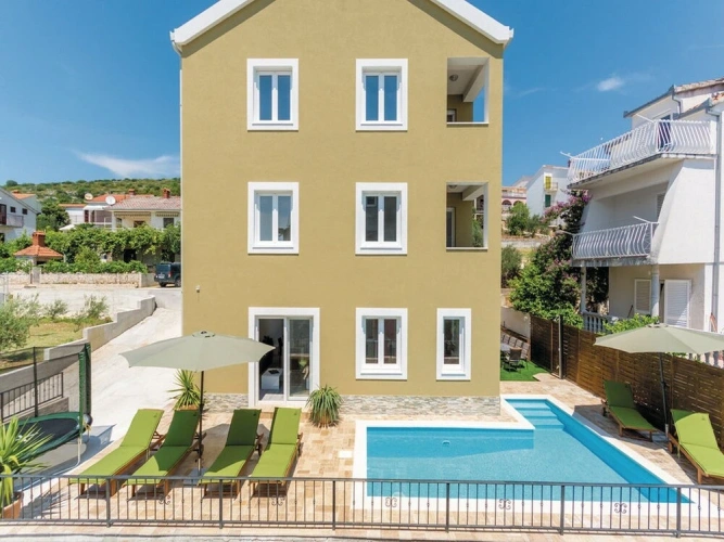 4 Bedrooms Apartment