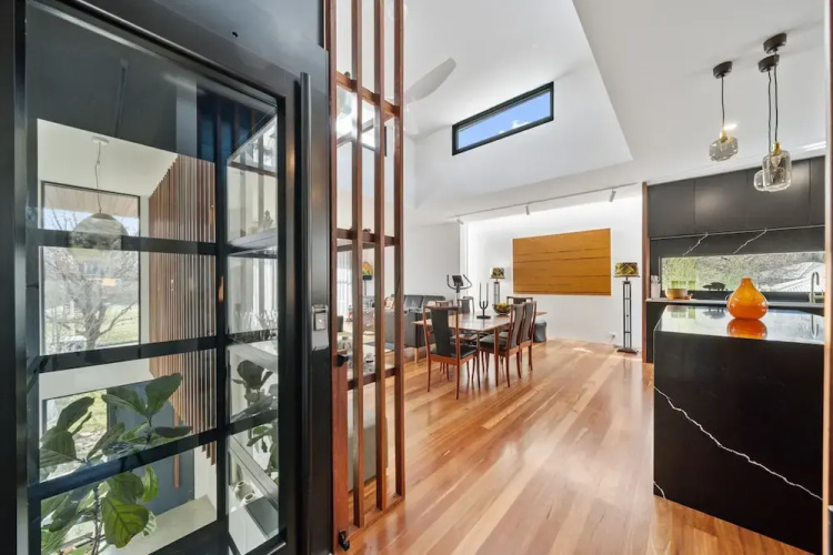 Luxurious 2-bed: Pool, Lift, Dining