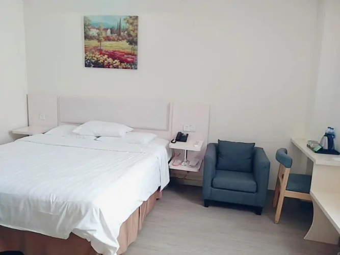 Standard Double room with street view