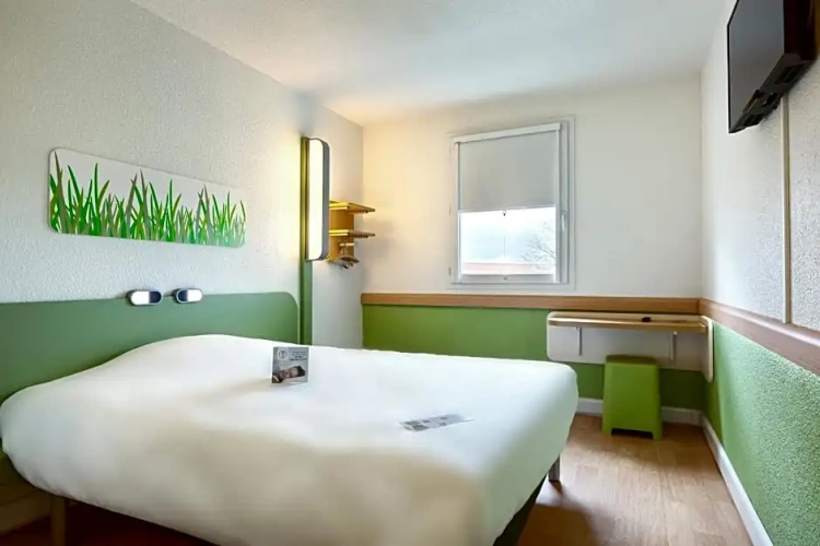 Standard Double room with street view