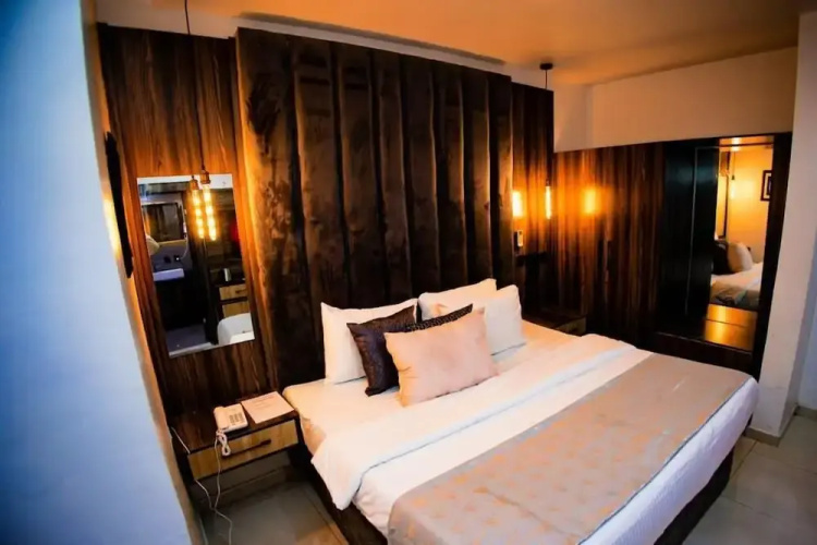 Vic & J Lounge and Hotel