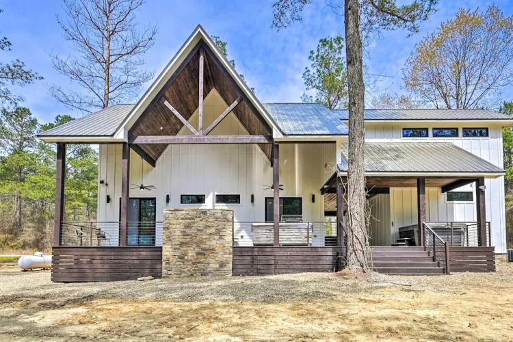 Private Hot Tub, Outdoor Fireplace: Broken Bow Gem