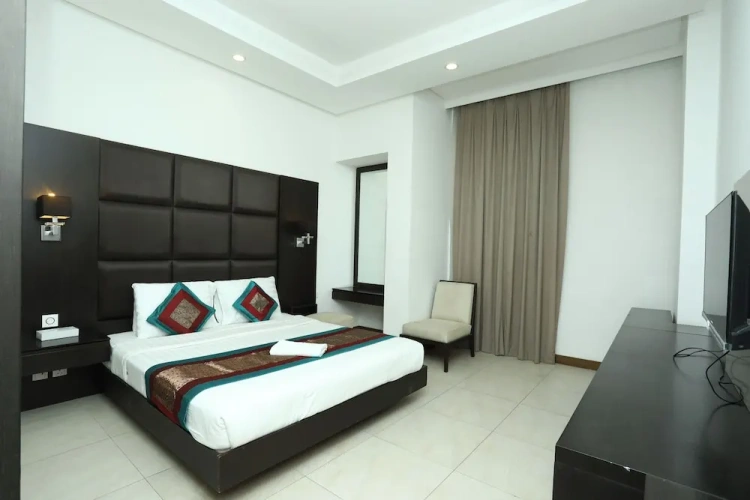 Deluxe Double room with city view