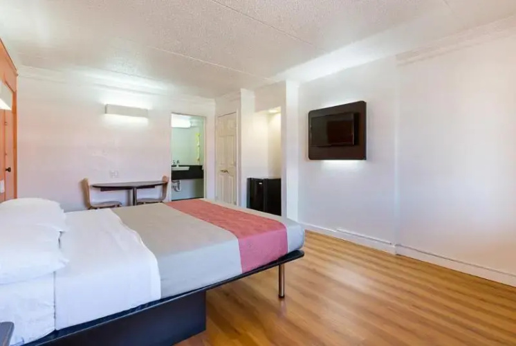 Motel 6 North Kirkland