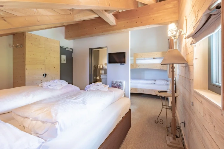 1 Bedroom Standard Quadruple room with mountain view