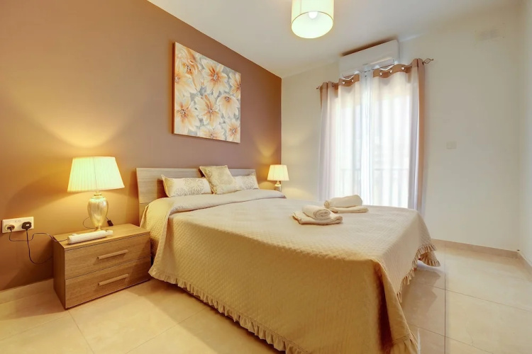 Stylish, Bright and Airy Apart in Central Bugibba