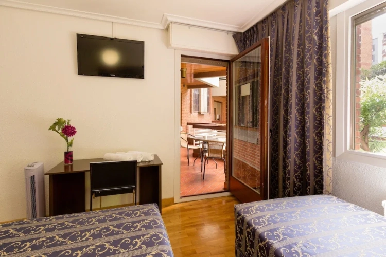 Standard Triple room