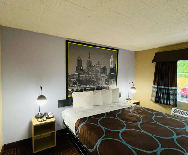 Super 8 by Wyndham Gloucester