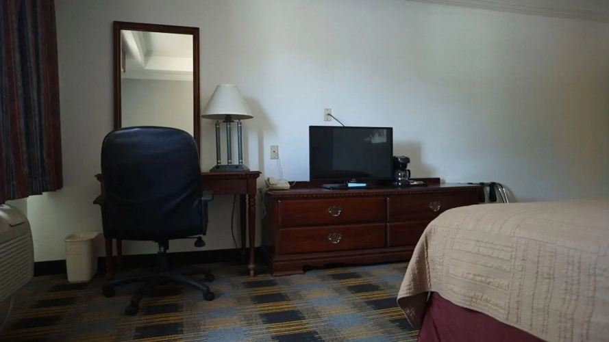 Riverview Inn & Suites