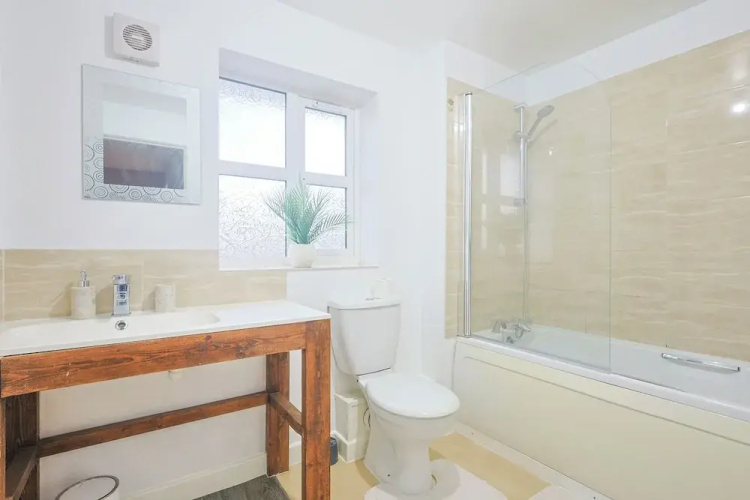 Manchester 3-beds, Sleeps 6 With On-site Parking