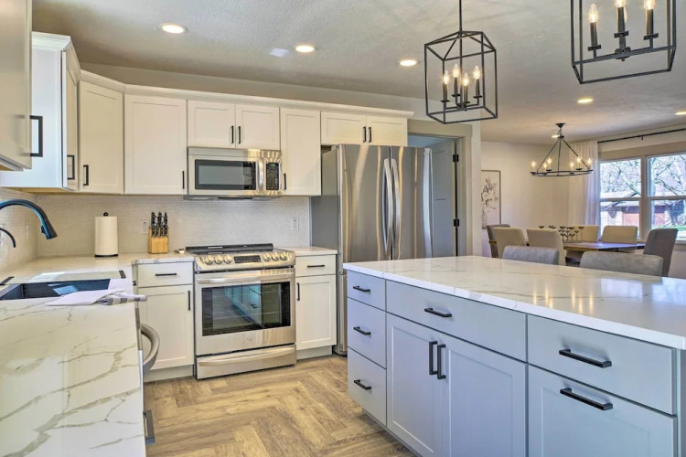 Retreat w/ Deck ~ 9 Mi to Downtown Springfield