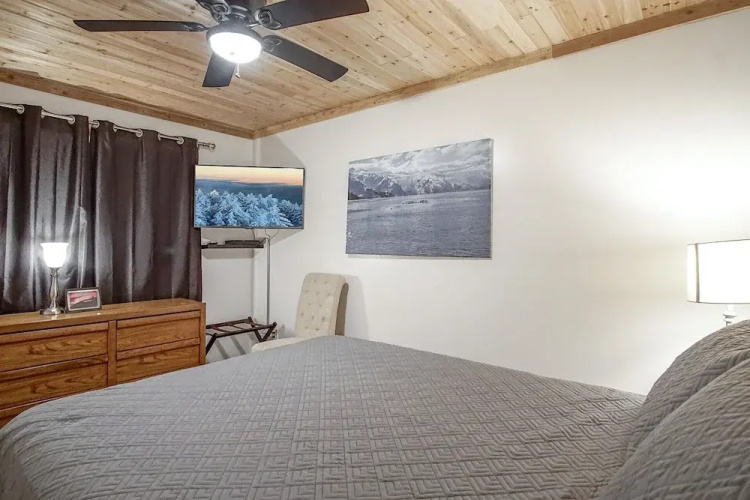 1 Br: Snowcrest 210b: Easy Access to Widow Maker Territory