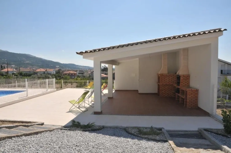 5 Bedrooms Cottage