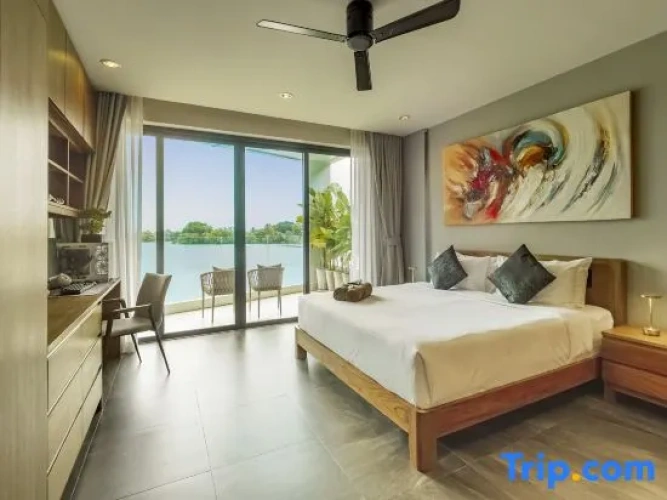 5 Bedrooms Villa with lake view