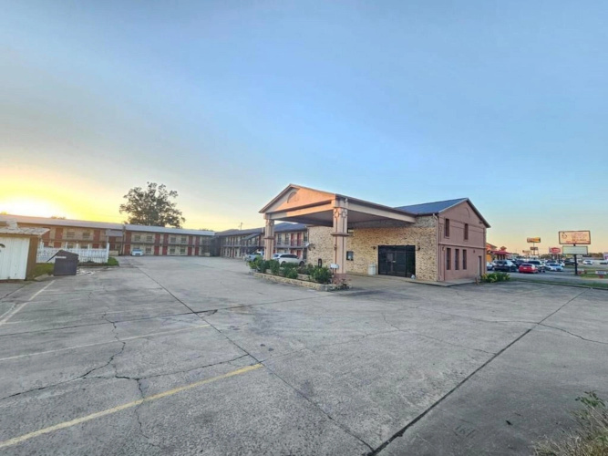 Econo Lodge Inn & Suites