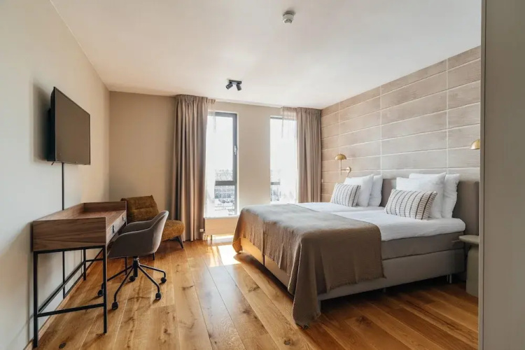 Harbor Breeze: Modern Stay