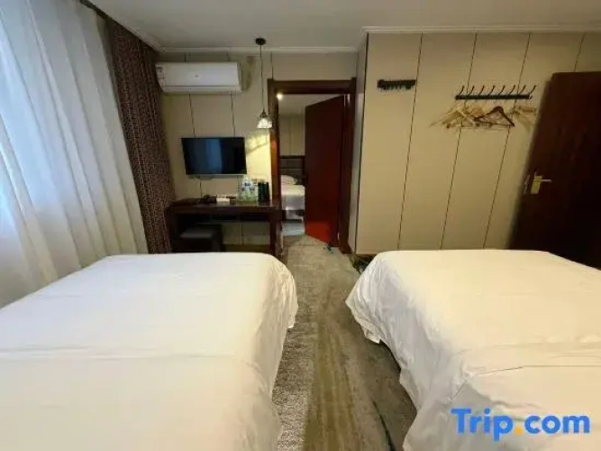 Deluxe Triple Suite