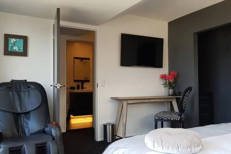 Penthouse Studio - Amazing Lake Views