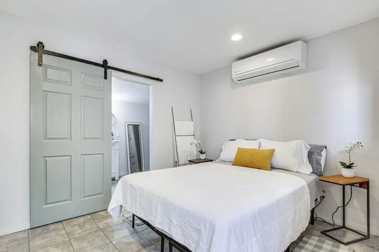 3 Mi to Coachella: Quaint Studio w/ Shared Yard!