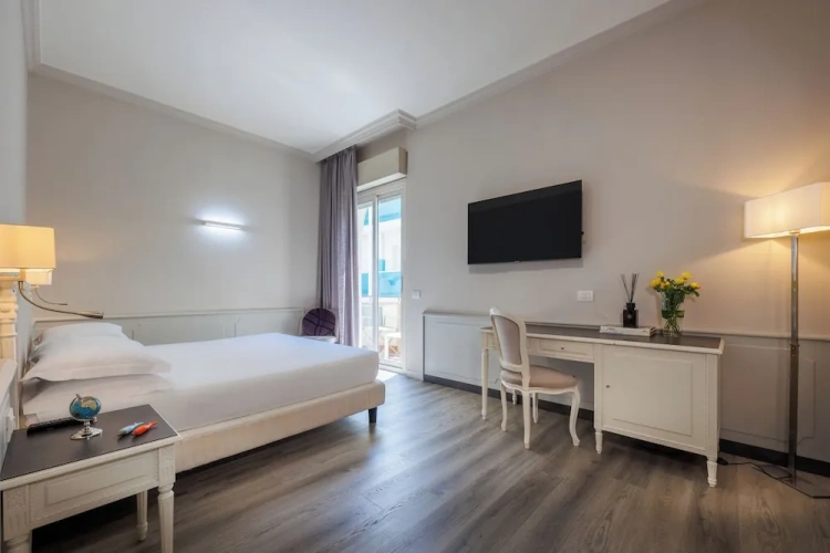 Deluxe Double room with balcony and with partial sea view