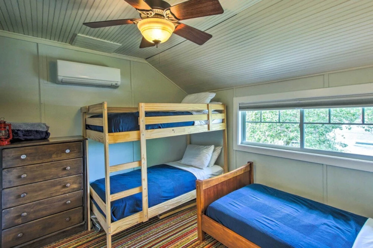 Crystal Lake Cottage: Kayaks & Fire Pit!