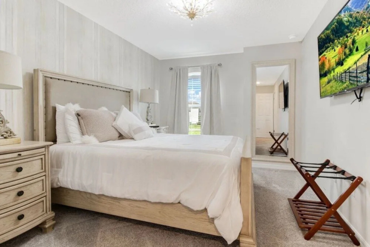 Incredible 5 bed 4 Bath With Private Pool 1598