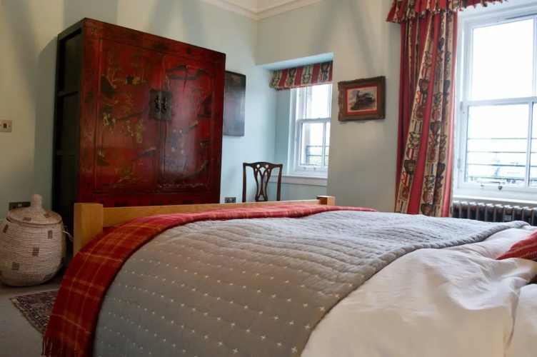 2 Bedroom West End Flat Sleeps 4