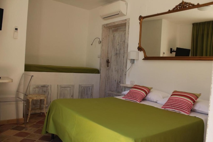 Standard Triple room