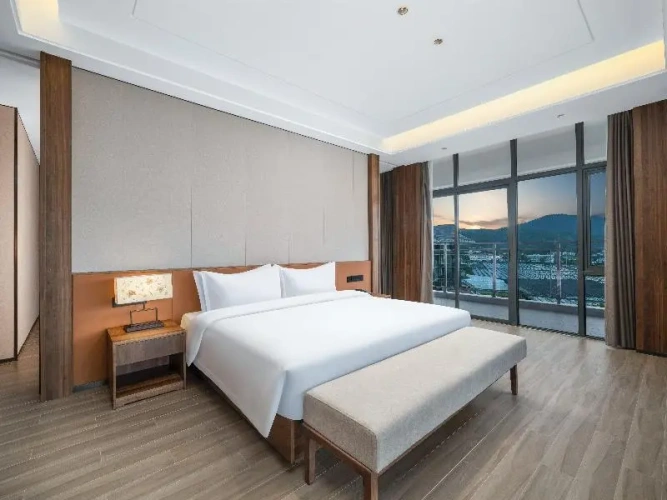Suite with lake view