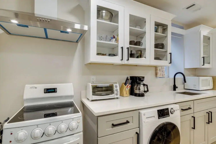 Walk to Metro & Dtwn Silver Spring! Sleek Apt
