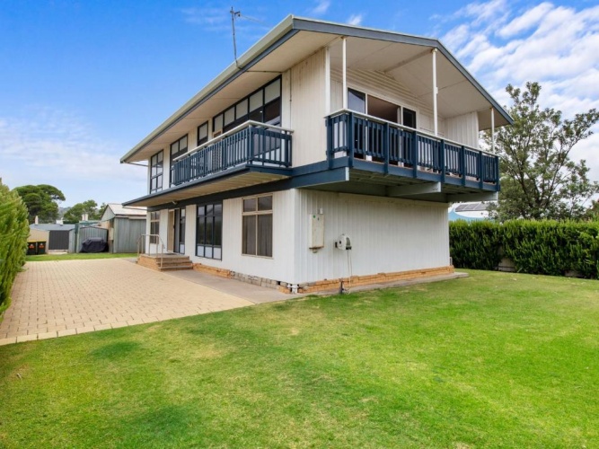 5 Bedrooms Cottage